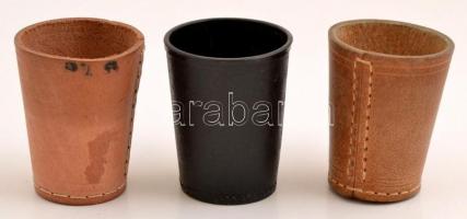 Dobókockák (103 db) 26 db kis bábu társasjátékhoz dobozban, 3 db kockavető pohár, összesen: 132 db