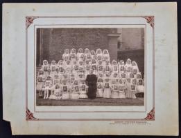 1912 Bp., Simor Irgalmas Nővérek Intézetének elsőáldozói, kartonra kasírozott fotó a Gárdonyi Testvé...