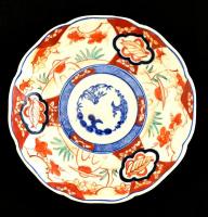 cca 1900 Japán Arita Imari tál, kézzel festett, jelzés nélkül, hajszál repedéssel, kopott, d: 21 cm