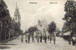 Komárom, Komárno; Nádor utca, Szentháromság szobor, Központi szálloda, Löwinger S. üzlete / street view with statue, hotel and shops (Rb)