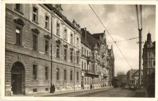 Budapest III. Újlak, Honvéd és közrendészeti gyógyfürdő kórház, 65-ös villamos. Zsigmond utca 62.