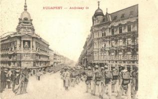 Budapest VI. Andrássy út, vonuló katonák. S. D. M. 145. (fl)