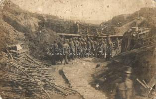 1916-1917 2 db RÉGI első világháborús k.u.k. katonai fotó képeslap, vegyes minőségben. Ágyú és lövés...