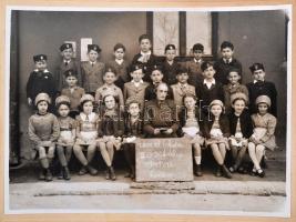 1941 Az izraelita elemi iskola III. osztályának csoportképe, kartonra kasírozott fotó, kartonon törésnyommal, 18x23 cm