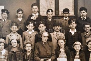 1941 Az izraelita elemi iskola III. osztályának csoportképe, kartonra kasírozott fotó, kartonon töré...