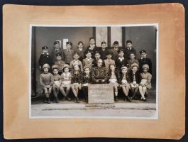 1941 Az izraelita elemi iskola III. osztályának csoportképe, kartonra kasírozott fotó, kartonon töré...