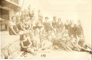 1927 Abbazia, fürdőzők / bathing people. Foto Betti - 5 db régi fotó képeslap / 5 pre-1928 photo pos...