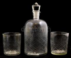 Kiöntő készlet, 3 db: üveg kiöntő, két pohárral, formába fújt, csiszolt, kopott, m: 21 cm, és 9 cm.