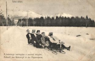 Tátra, A bobsleigh leérkezése a poprádi völgybe, öten egy kormányozható bobszán menetben, téli sport, Tátra télen. Feitzinger Ede 1003. / boblseigh, bobsled, winter sport (fl)