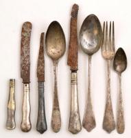 Ezüst (Ag.) evőeszközök (közte antik), +ezüst nyelű kések (3 db), rozsdás nyéllel, nettó:214 g +bruttó:159 g