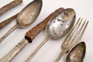 Ezüst (Ag.) evőeszközök (közte antik), +ezüst nyelű kések (3 db), rozsdás nyéllel, nettó:214 g +brut...