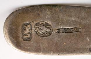 Ezüst (Ag.) evőeszközök (közte antik), +ezüst nyelű kések (3 db), rozsdás nyéllel, nettó:214 g +brut...