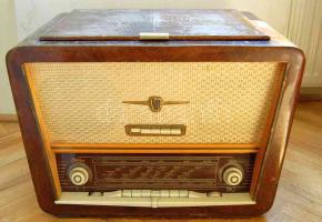 cca 1950 Lemezjátszóval egybeépített Terta T-426 G rádió eredeti leírással, számlával, garancia- és részletfizetési papírokkal