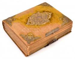 cca 1870-1900 Régi családi fotóalbum, 68 db keményhátú fotóval. Korabeli viseltes egészvászon albumb...