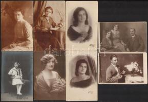 cca 1920-1940 Vegyes fotó tétel, 16 db fotó és fotólapok vegyesen, férfi, női, gyerekportrék és csal...