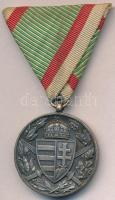 1929. "Magyar Háborús Emlékérem kardokkal, sisakkal" ezüstözött Br kitüntetés mellszalaggal, "BRONZ" fémjel peremen T:2 Hungary 1929. "Hungarian Commemorative War Medal with swords and a helmet" silver plated Br decoration with ribbon, hallmark on edge C:XF NMK 418