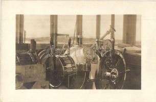 Hajókormány a kapitány fülkében / Steering wheel in a ship, photo