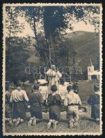 cca 1930 Imádkozó cserkészek, fotó, 11,5x8,5 cm