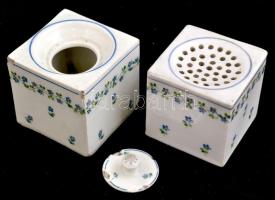 Apró virágmintás porcelán sószóró és fedeles tartó, lepattanásokkal, 2 db, jelzés nélkül, 6x6x6 cm