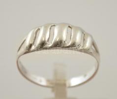 Ezüst(Ag) csillagos gyűrű, jelzett, méret: 57, nettó: 1,8 g + Ezüst(Ag) áttört hullám gyűrű, jelzett...
