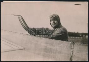 1913 Perryeyson francia repülős az asperni nemzetközi repülőversenyen. Korabeli sajtófotó, hozzátűzött szöveggel / French aviator Perreyson in the Aspern plane contest. Press photo 16x12 cm