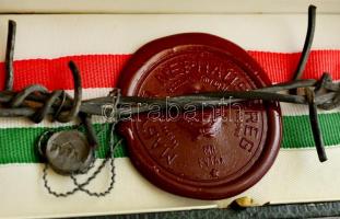 1989 Szögesdrót darab az osztrák-magyar határon húzódó vasfüggönyből (029862. sz.), tanúsítvánnyal, ...