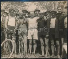 1924 Kerékpárversenyzők vintage csoportképe, 12,5x14 cm