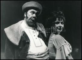 cca 1975 Palócz László (1921-2003) és Házy Erzsébet (1929-1982) operaénekesek a A cigánybáró című előadáson, 13x18 cm