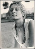 cca 1970 Relaxáló hölgy, finoman erotikus fotó, 18x13 cm