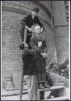 1945 Akasztás a börtön udvarán, háborús bűnös nyilvános kivégzése, 2 db vintage negatívról készült m...