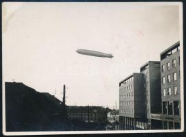 1931 Zeppelin léghajó Pozsony felett, fotó, hátulján feliratozva, pecséttel jelzett, 6×8 cm /  1931 Zeppelin over Bratislava/Preßburg, 6×8 cm