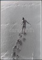 cca 1970 Irány a csúcs, szolidan erotikus fényképek, 4 db vintage negatívról készült mai nagyítások,...