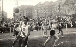 1935 Budapest, Főiskolai Világbajnokság, kosárlabda mérkőzés. photo