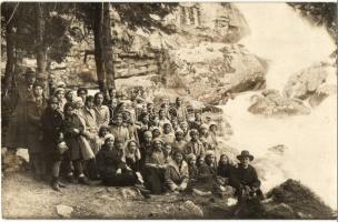 Tátra, Tarpataki vízesés, kirándulók csoportképe / Kohlbacher Wasserfall / waterfall, hikers. group photo