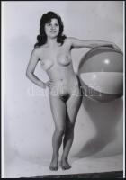 cca 1972 Tiki-taki, inci-finci, szolidan erotikus fényképek, 4 db vintage negatívról készült mai nag...