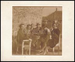 cca 1930 Sakkozó társaság, fotó, kartonra ragasztva, 10,5×13 cm