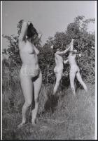 cca 1978 Játékos pillanatok, szolidan erotikus fényképek, 4 db vintage negatívról készült mai nagyítások, 25x18 cm / 4 erotic photos, 25x18 cm