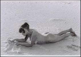 cca 1978 Játékos pillanatok, szolidan erotikus fényképek, 4 db vintage negatívról készült mai nagyít...