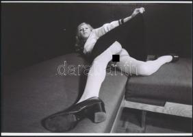 cca 1977 Minden olyan gömbölyű, szolidan erotikus fényképek, 4 db vintage negatívról készült mai nag...