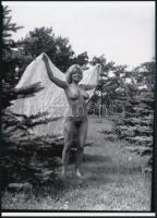 cca 1978 Pucér lányok huncut képei, szolidan erotikus fényképek, 5 db vintage negatívról készült mai...