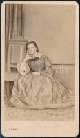cca 1859 Sámlira ültetett asszonyság, Simonyi pesti fényirdájában készült, vizitkártya méretű fénykép, 10,5x6 cm