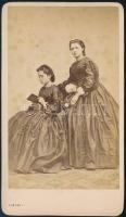 cca 1860 Női viseletek, korai divatfotó Simonyi pesti fényirdájából, vizitkártya méretben, 10,5x6 cm