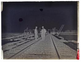 cca 1931 A vasút menti távíróvonalak viharkár felmérése, vintage üveglemez negatív Kerny István (1879-1963) hagyatékából, a Gárdonynál készült fotósorozatból (felirat nélkül), 9x12 cm