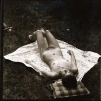 cca 1975 Aktfotózás szabadban, műteremben, lakásban, 13 db vintage negatív, 6x6 cm