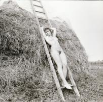 cca 1975 Aktfotózás szabadban, műteremben, lakásban, 13 db vintage negatív, 6x6 cm