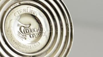 Ezüst (Ag.) sótartó, üveg betéttel, jelzett, súlyozott, tetején horpadt, m:11 cm, bruttó:105 g