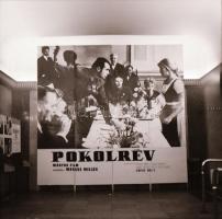 1969 Budapest, a Fővárosi Moziüzemi Vállalat hirdető oszlopai, plakáthelyei, kirakatai, ahol az új f...