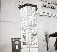 1969 Budapest, a Fővárosi Moziüzemi Vállalat hirdető oszlopai, plakáthelyei, kirakatai, ahol az új f...