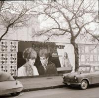 1969 Budapest, a Fővárosi Moziüzemi Vállalat hirdető oszlopai, plakáthelyei, kirakatai, ahol az új f...