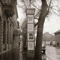 1969 Budapest, a Fővárosi Moziüzemi Vállalat hirdető oszlopai, plakáthelyei, kirakatai, ahol az új f...